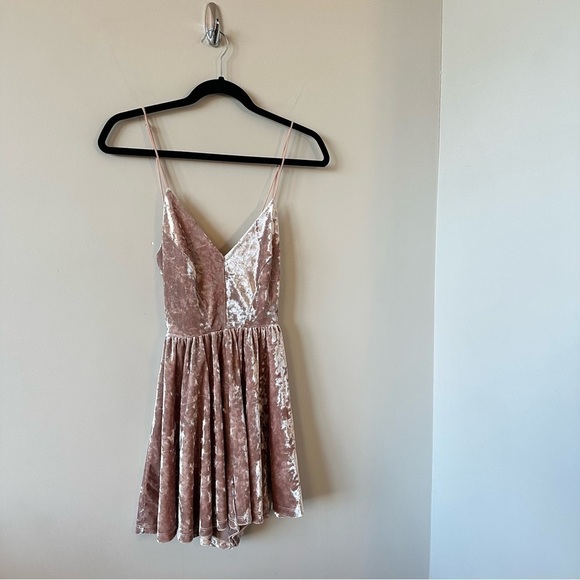 UO-SILENCE & Noise Vanessa Crushed Velvet Short Romper (Size:Small) - Picture 4 of 10